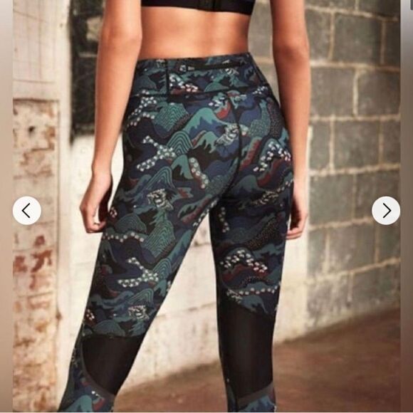 Sweaty Betty London zero gravity leggings in Japanese floral size small short - Picture 3 of 8